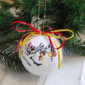 Шар из шерсти с вышивкой