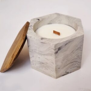 Свеча в гипсовом подсвечнике