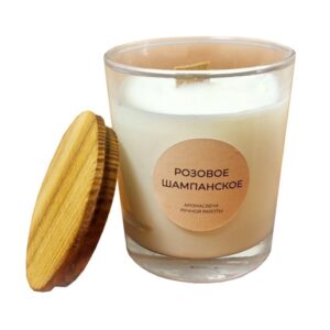 Свеча в стеклянном подсвечнике