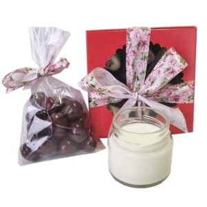 Набор подарочный: Аромасвеча, конфеты ручной работы, драже вишня в шоколаде.