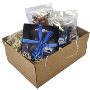 Набор подарочный: конфеты ручной работы, драже черника в шоколаде, фундук цельный.