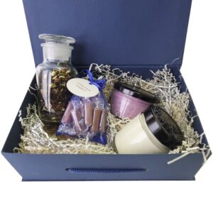 Набор подарочный: Аромасвеча в банке, медовый мусс, чай и ириски