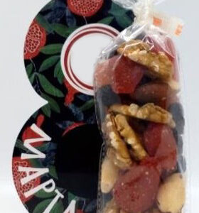 Смесь орехов и сухофруктов с открыткой