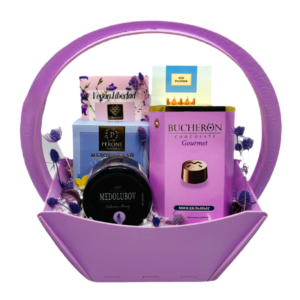 Набор с чаем, марципаном и конфетами