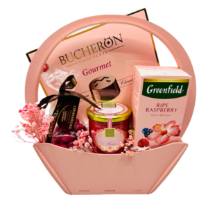 Набор с конфетами, чаем и медом в корзине