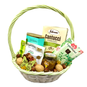 Набор с конфетами, печеньем и инжиром в корзине