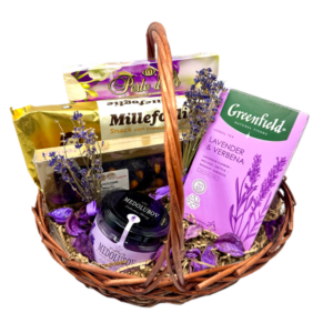 Набор с черносливом, медом, чаем и пирожными в корзине