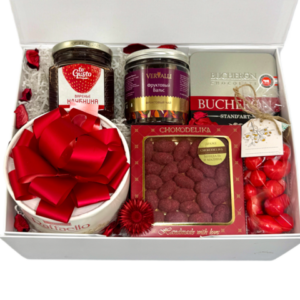 Набор с конфетами, чаем, вареньем и драже