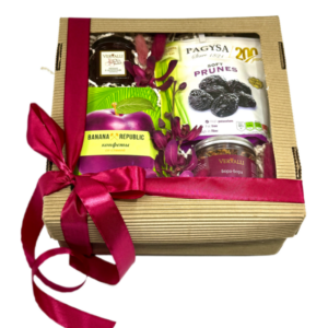 Набор с чаем, мармеладом и черносливом