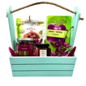 Кашпо с чаем, мармеладом и финиками