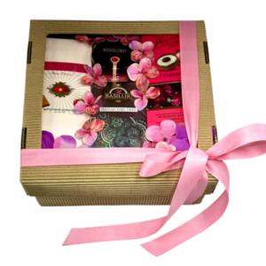 Набор с конфетами, шоколадом и чаем