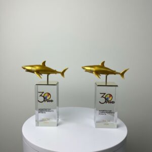Подарочная статуэтка «Золотая акула» на подставке - изображение 2